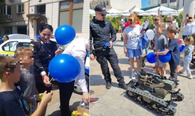Sute de copii au fost întâmpinați cu zâmbete, baloane și căldură de oamenii legii în Piața Ovidiu