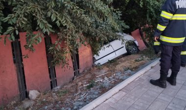 O mașină a ieșit în afara părții carosabile în zona podului de la Doraly