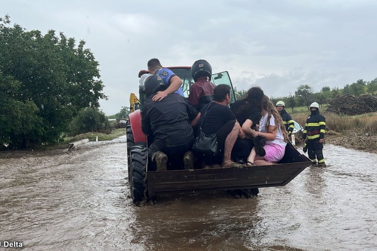 FOTO Zece persoane surprinse de viitură în Horia au fost salvate