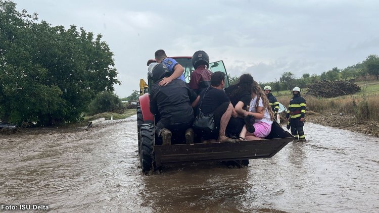 FOTO Zece persoane surprinse de viitură în Horia au fost salvate