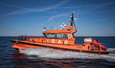 Nava în pericol de scufundare în rada exterioară a portului maritim este remorcată către ţărm