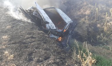 Un autoturism răsturnat a luat foc între localitățile Peștera și Izvorul Mare