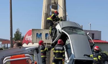 Un șofer s-a urcat cu mașina pe un indicator amplasat la intrare în Medgidia