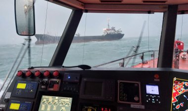 Intervenţie a ARSVOM în cazul unui vapor cu probleme de manevrabilitate din cauza furtunii