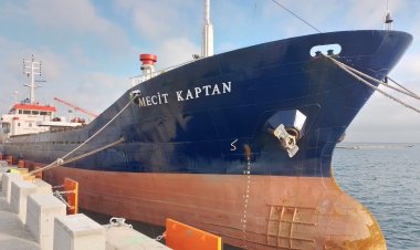 Vaporul eşuat în portul maritim luna trecută, remorcat către un şantier din Turcia