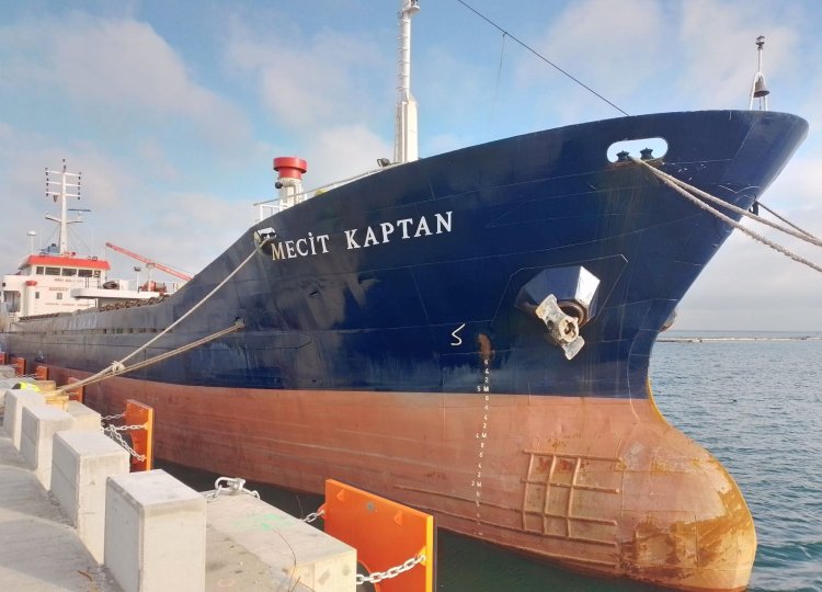 Vaporul eşuat în portul maritim luna trecută, remorcat către un şantier din Turcia