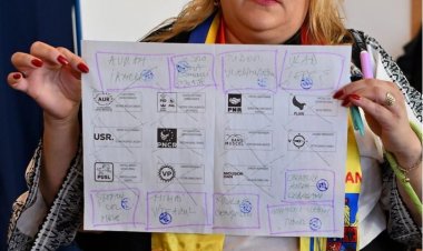 Diana Șoșoacă a făcut circ la secția de votare. Șoșoacă și-a arătat buletinul de vot