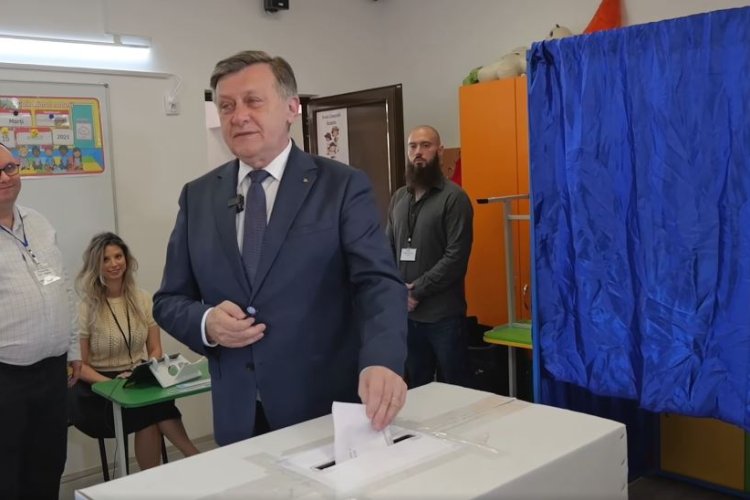 Crin Antonescu, la ieșirea de la urne: Am votat pentru o Românie unită și demnă