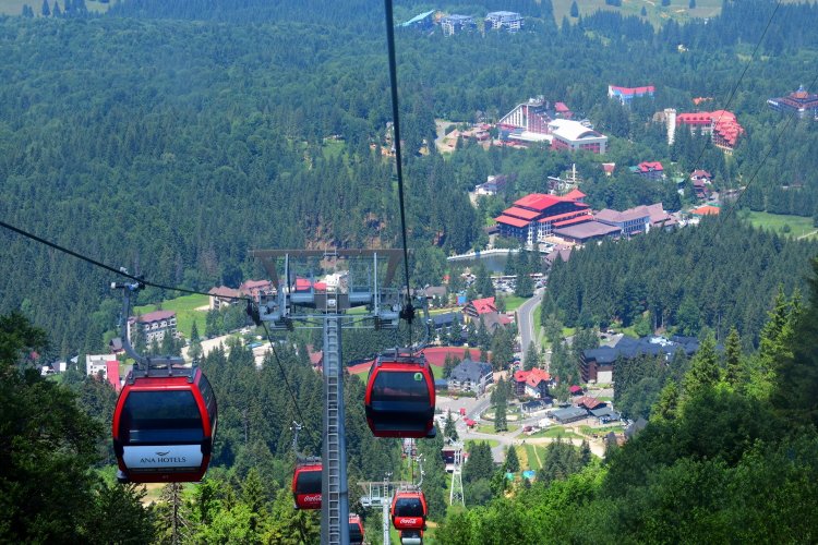 În luna martie turismul a continuat să scadă