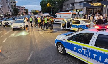 O autospecială a poliției aflată în misiune s-a răsturnat după ce a fost acroșată de un alt autoturism