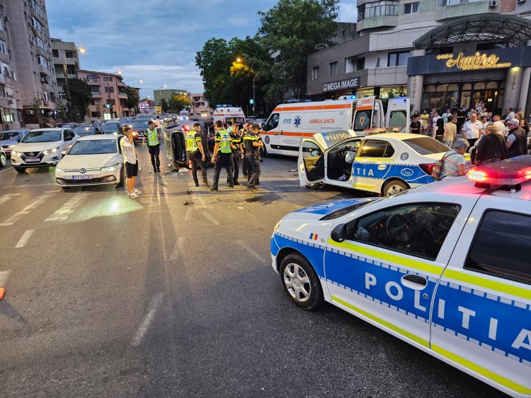 O autospecială a poliției aflată în misiune s-a răsturnat după ce a fost acroșată de un alt autoturism