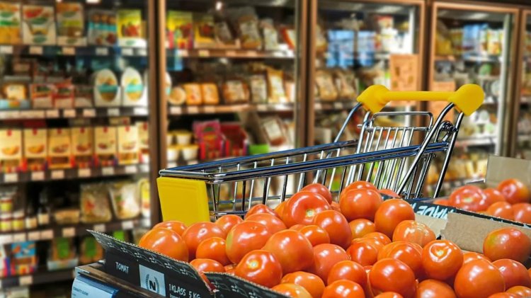 Guvernul a prelungit plafonarea adaosului comercial la alimentele de bază