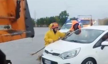 Bărbat salvat de pe capota autoturismului luat de viitură, transportat la spital
