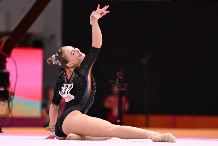 Sabrina Maneca-Voinea, calificată în finalele de la sol și bârnă la Mondiale de gimnastică de la Jakarta