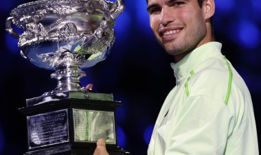 Carlos Alcaraz l-a învins pe Djokovic și a cucerit primul său trofeu la Australian Open
