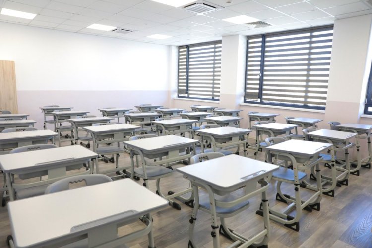 Continuă livrarea mobilierului și a echipamentelor în unitățile de învățământ din municipiul Constanța