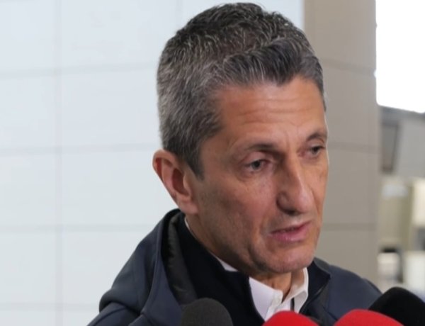 Răzvan Lucescu, în lacrimi pe aeroport: Staţi cât mai mult de vorbă cu părinţii voştri