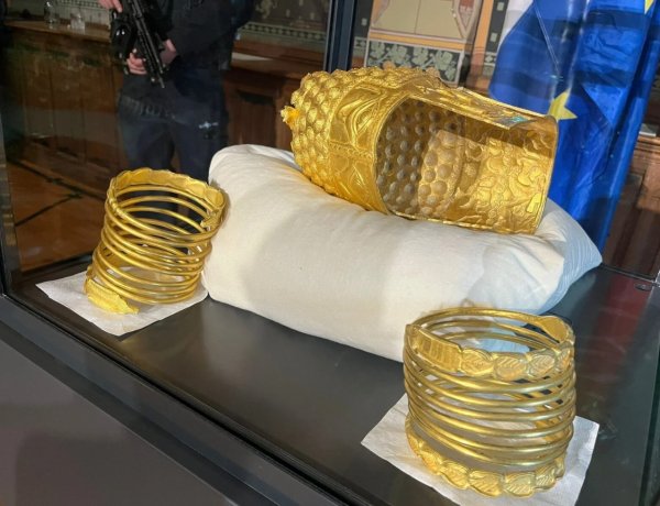 Coiful de la Coțofenești și cele două brățări de aur au fost aduse în țară