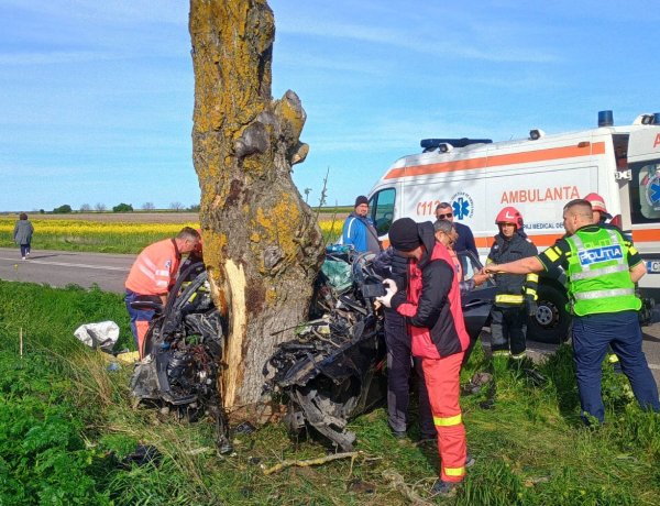 O femeie a ajuns în stare gravă la spital după ce mașina în care se afla a intrat într-un copac