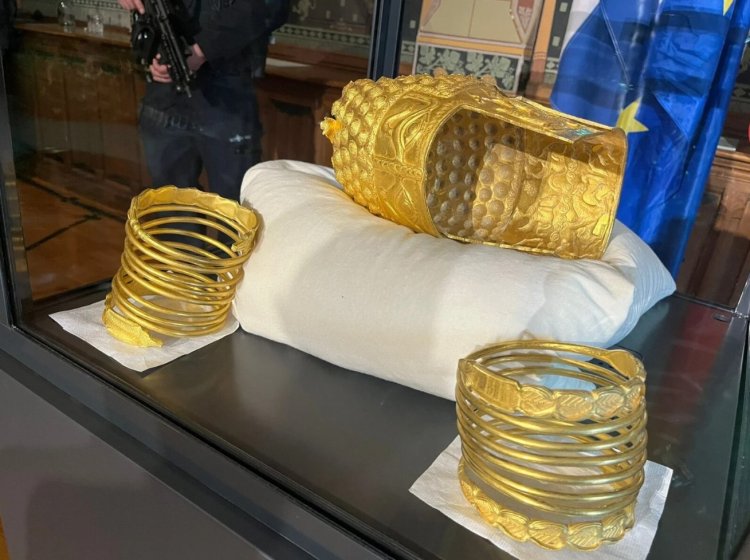 Coiful de la Coțofenești și cele două brățări de aur au fost aduse în țară