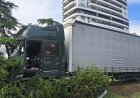 Un TIR a lovit mai multe mașini în Constanța. Şoferul a fost bătut de un poliţist local