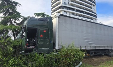 Un TIR a lovit mai multe mașini în Constanța. Şoferul a fost bătut de un poliţist local