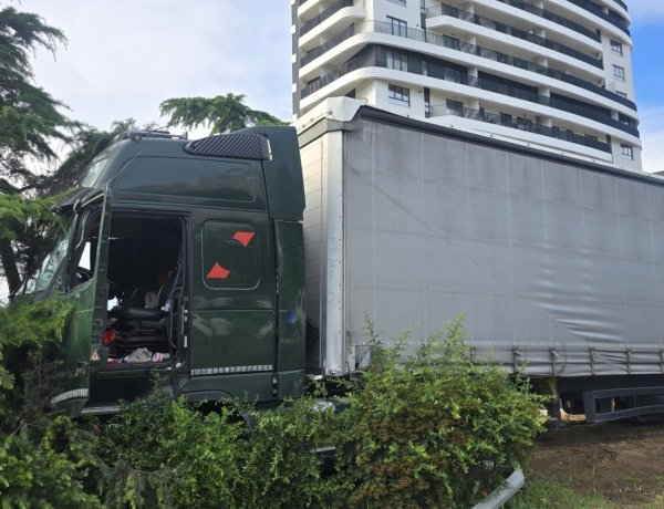 Un TIR a lovit mai multe mașini în Constanța. Şoferul a fost bătut de un poliţist local