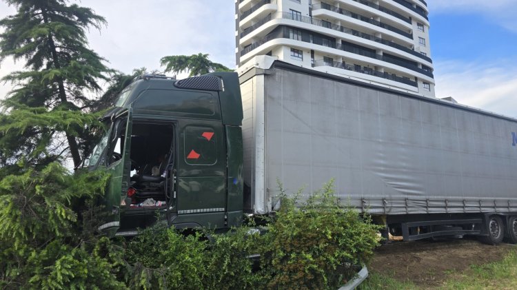 Un TIR a lovit mai multe mașini în Constanța. Şoferul a fost bătut de un poliţist local