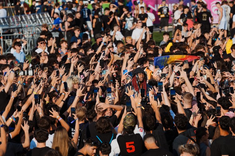BEACH, PLEASE: Ziua 1 a adus show-uri spectaculoase și o energie care a ținut festivalul viu până târziu în noapte