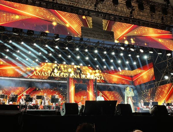 Ploaia a întrerupt cea de-a doua seară a Festivalului Mamaia, dar concursul continuă