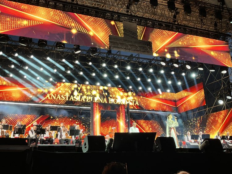 Ploaia a întrerupt cea de-a doua seară a Festivalului Mamaia, dar concursul continuă